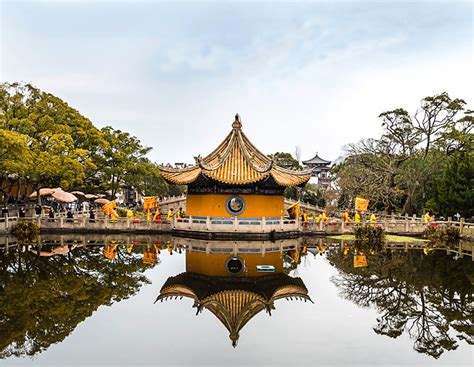  Der Putuoshan Tempel: Ein spiritueller Oase mit atemberaubenden Ausblicken!